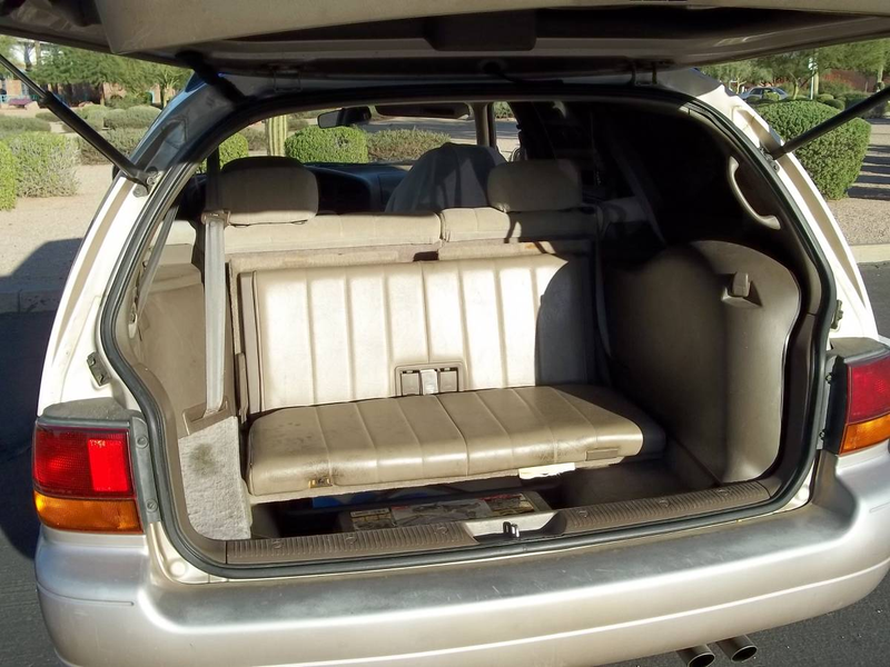 Illustration for article titled At $5,625, Is This 1995 Toyota Camry Wagon a 7-Seat Superstar?
